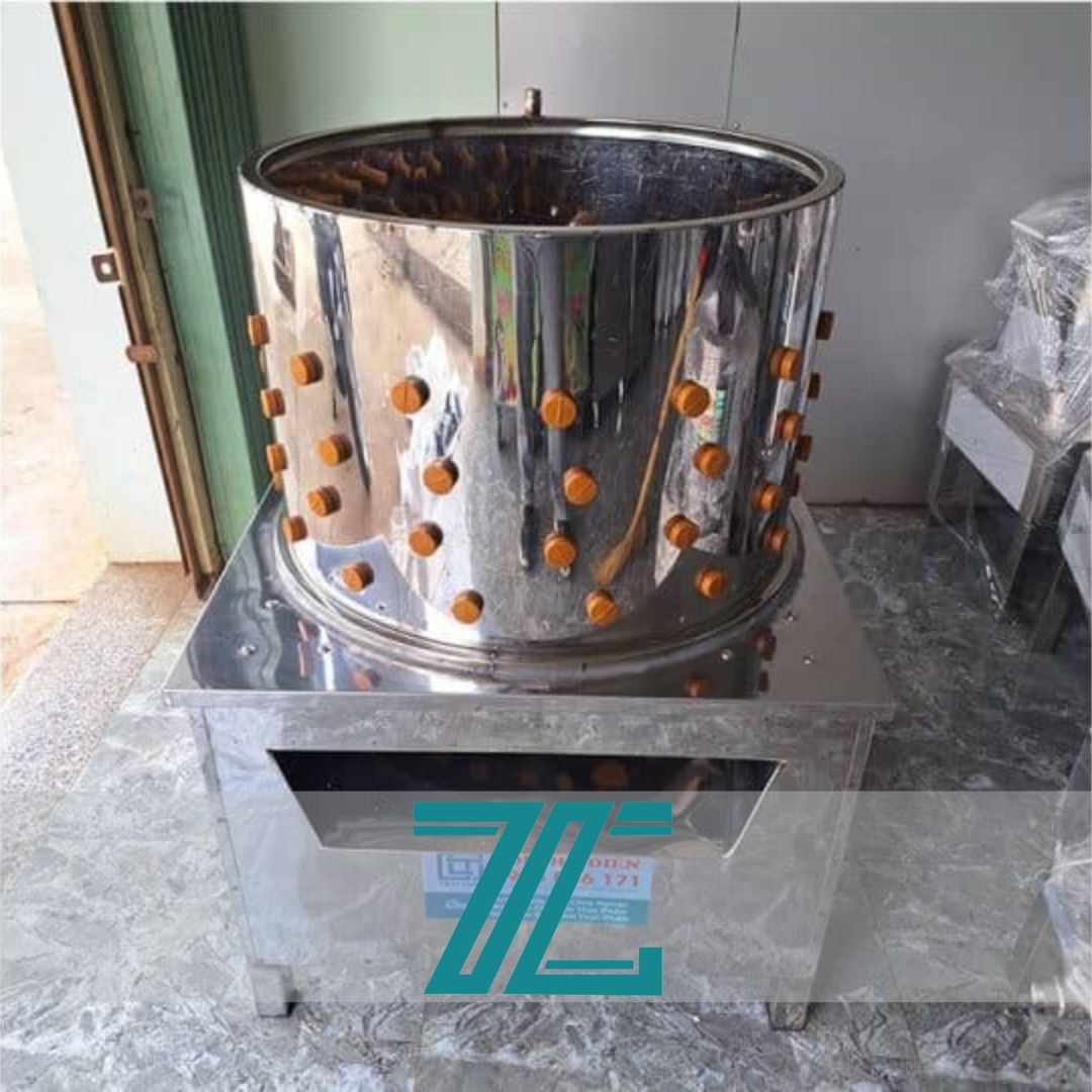 Máy vặt lông gà là thiết bị cơ khí sử dụng nguyên lý quay tròn kết hợp với các núm cao su mềm để ma sát và làm sạch lông của gia cầm như gà, vịt, ngan