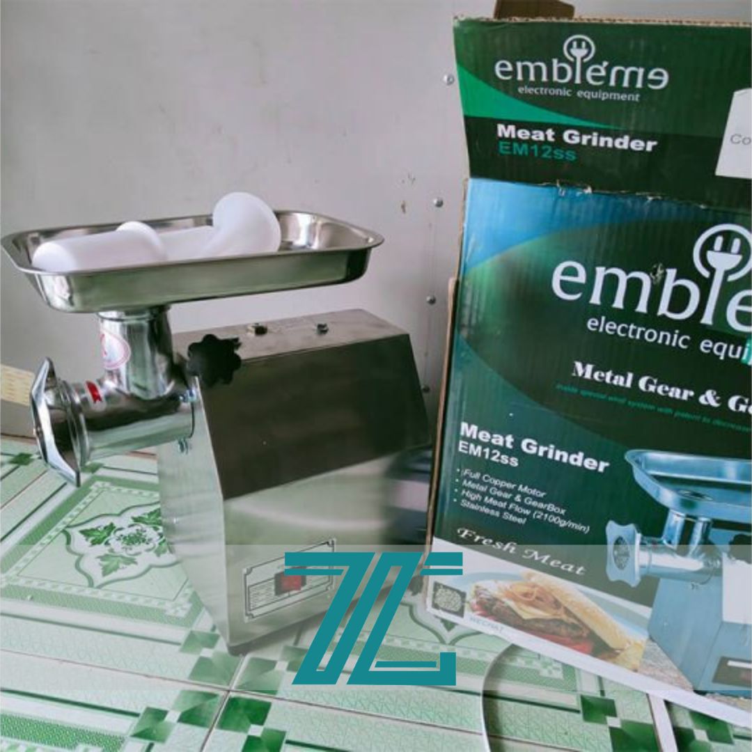 Máy xay thịt công nghiệp là thiết bị đóng vai trò cốt lõi trong các cơ sở chế biến thực phẩm, bếp ăn công nghiệp, nhà hàng, khách sạn và xưởng sản xuất giò chả, xúc xích.